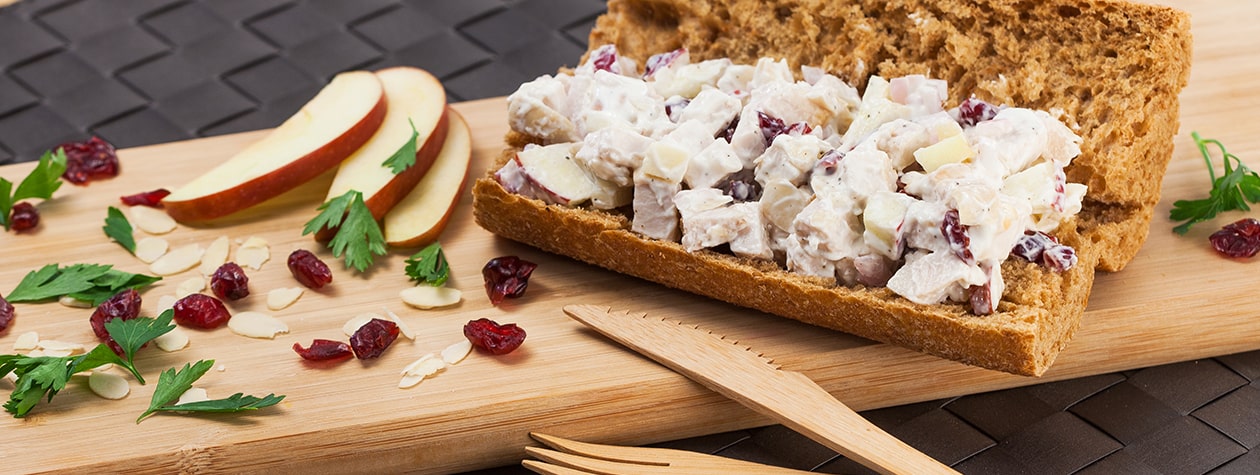 Hühnchensalat mit Joghurt und Brot