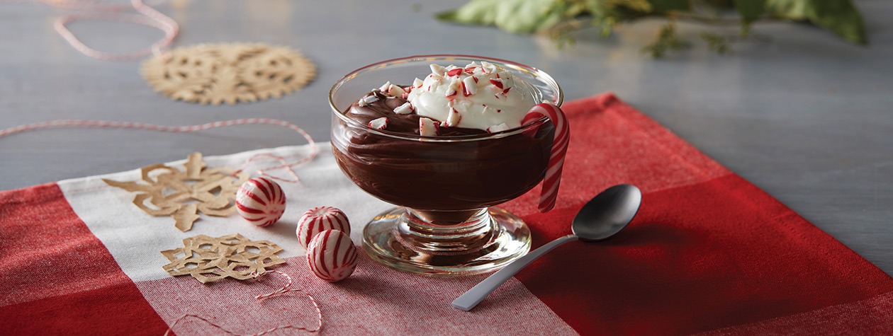 Joghurt-Feiertagsdessert mit Schokolade und Minze