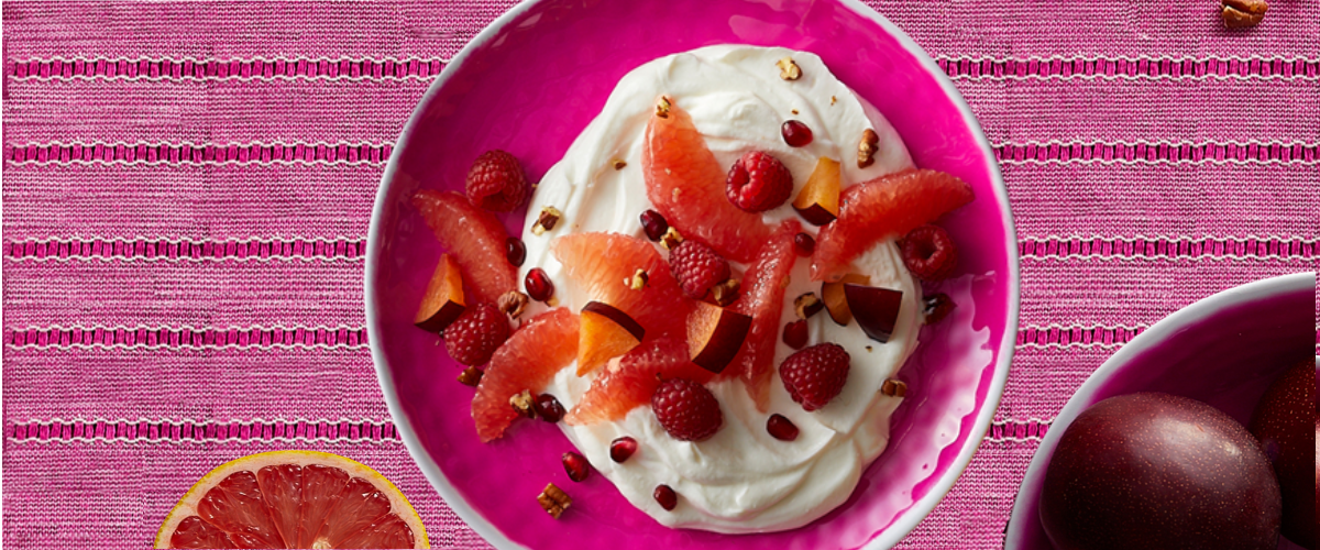 Joghurt-Bowl mit roten Früchten
