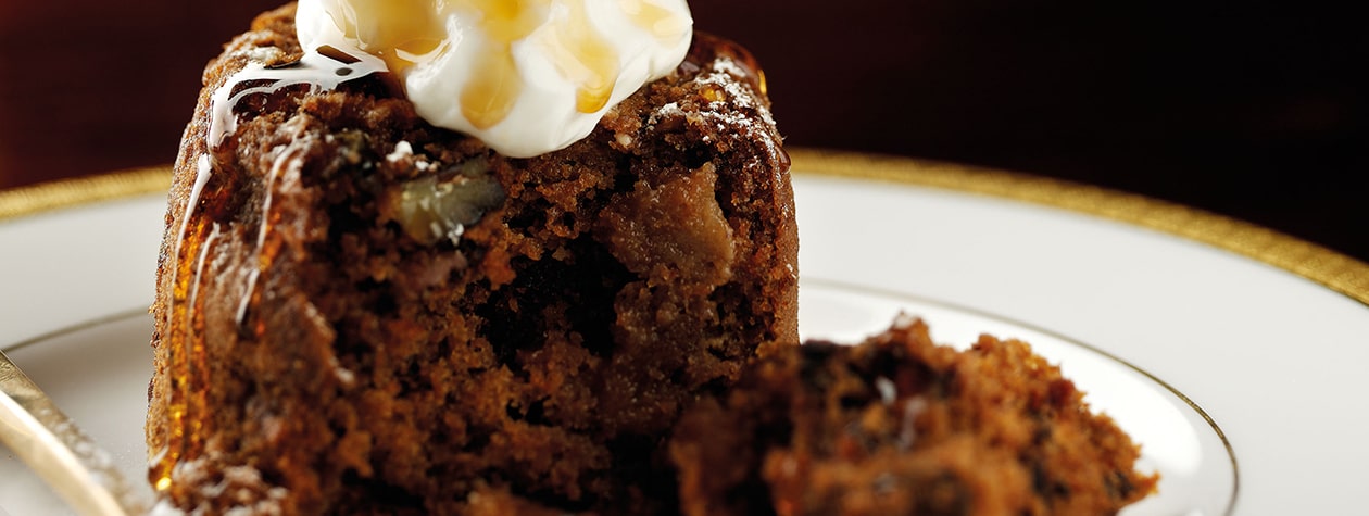 Lebkuchen-Pecannuss-Pudding mit Ingwer- und Rumjoghurt