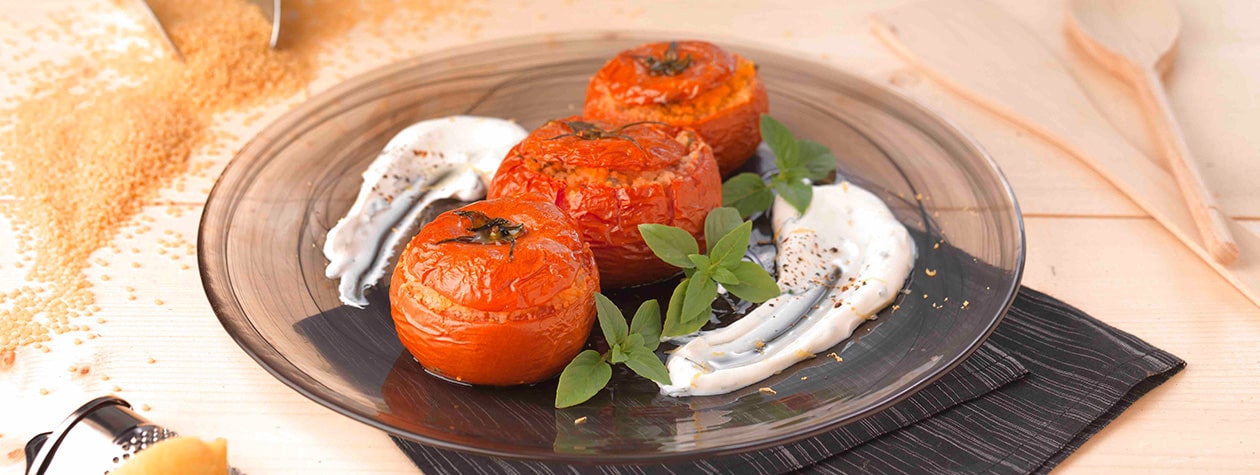 Mit Couscous gefüllte Tomaten und Joghurt-Minz-Sauce