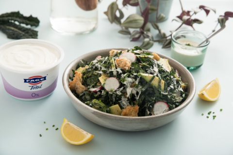 Caesar Salad mit Grünkohl und Joghurt-Dressing